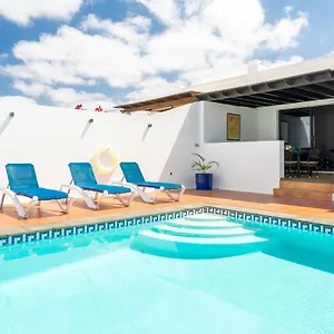 https://villa-aqua-playa-blanca.in-canary-islands.com